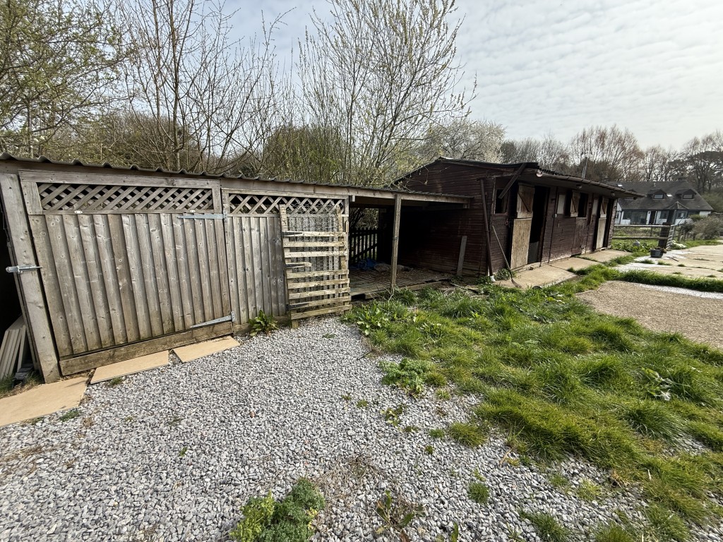 Lot: 144 - DETACHED COTTAGE WITH OUTBUILDING AND STABLES ON A SITE MEASURING OVER SIX ACRES - General view of the stables